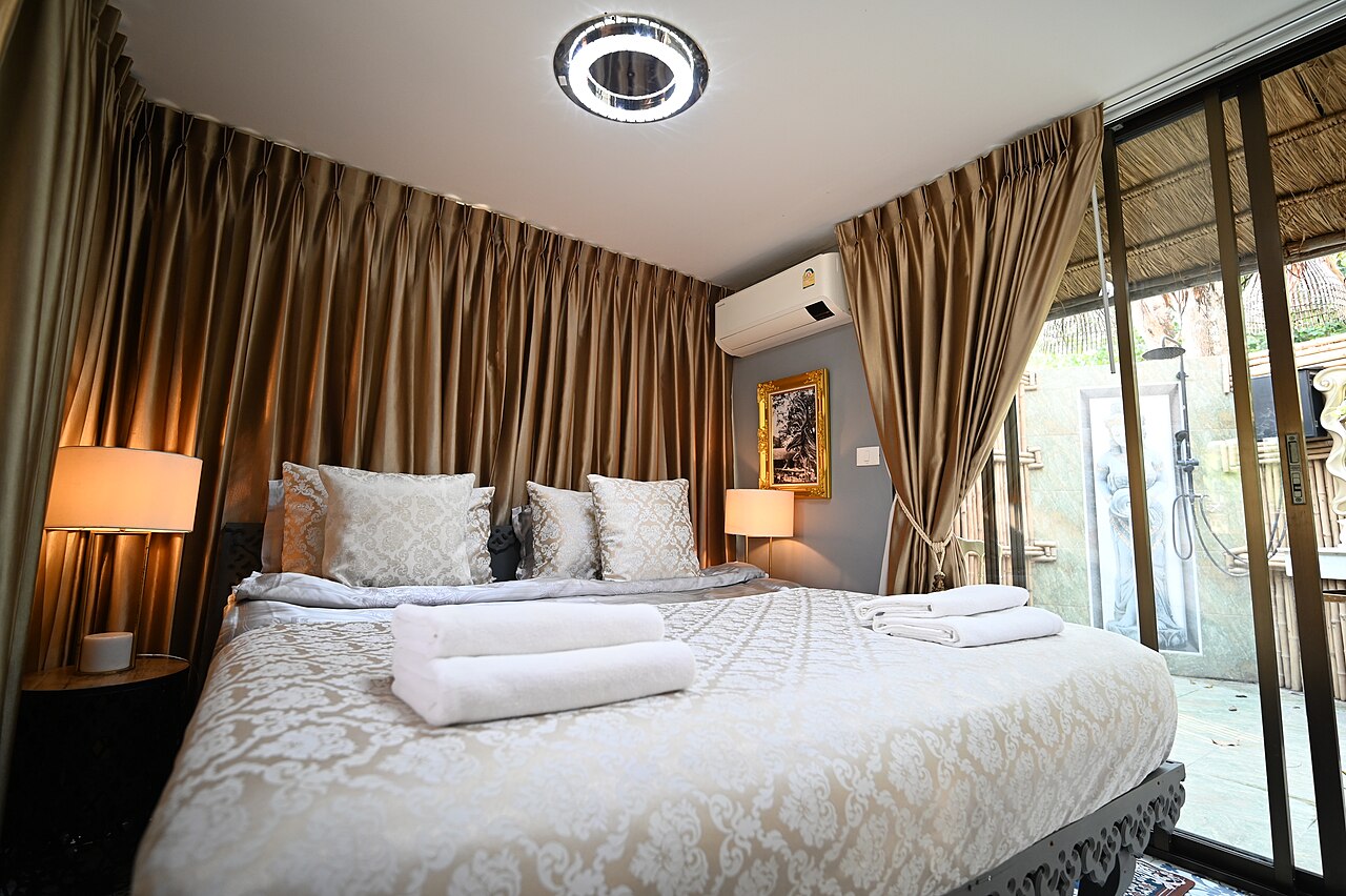 Quarto com cama feita e luz baixa